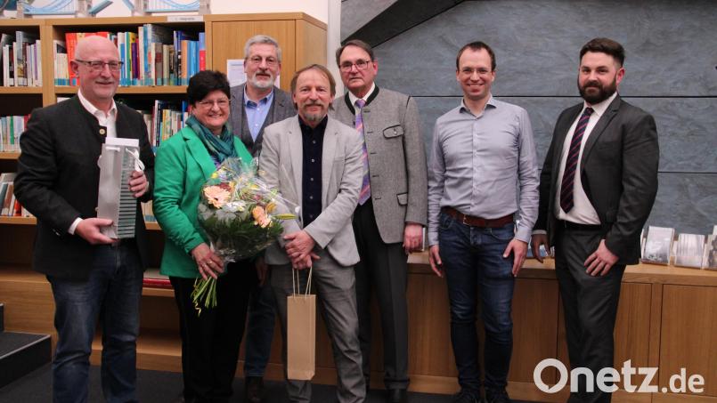 Grund zum Feiern gab es bei den Freunden des Neustädter Gymnasiums. Vorsitzender Florian Amann (Zweiter von rechts) dankte Schulleiter Dr. Anton Hochberger, einer der ersten Schülerinnen Gerlinde Lohrer und den beiden Gründungsvorsitzenden Wolfgang Meidenbauer und Werner Buckenleib (von links). Rechts im Bild Bürgermeister Sebastian Dippold. Bild: prh