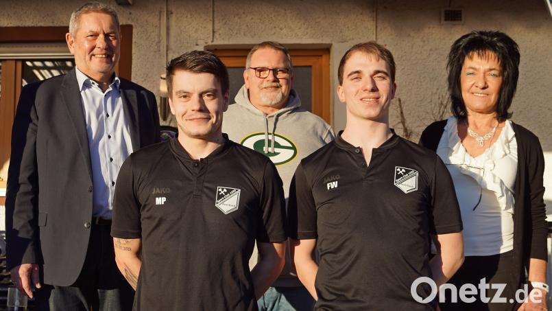 Bürgermeister Joachim Neuß mit den Glückauf-Vorsitzenden Michael Pepiuk, Thomas Ziegler und Florian Wiesneth sowie der neuen Pächterin Silvia Kulka (von links). Bild: jma