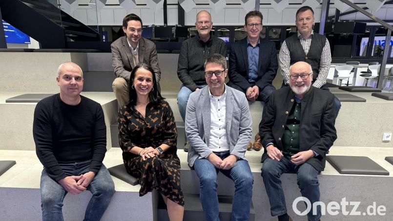 Armin Aichinger (vorne, Zweiter von rechts) ist neuer Kreisvorsitzender des Arbeitskreises Schule, Bildung und Sport des CSU-Kreisverbandes. Seine Stellvertreterin ist Tanja Renner (vorne, Zweite von links). Bild: bgm