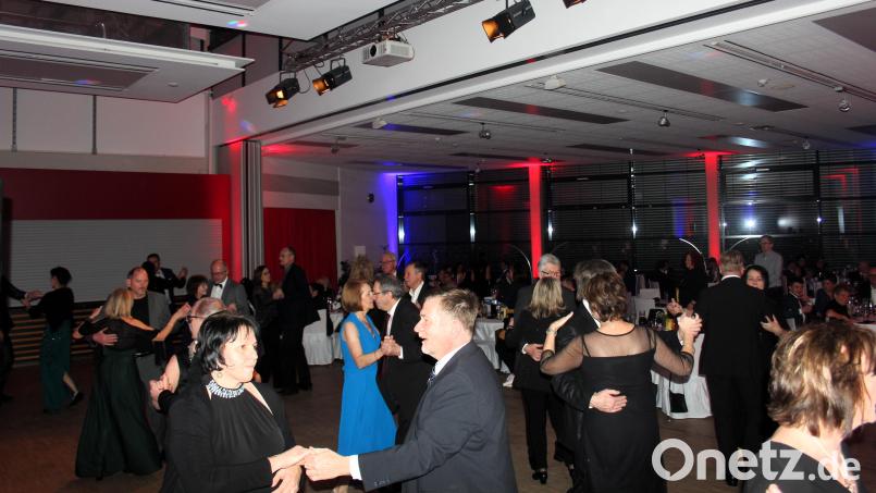 Bei der ersten KEM-Gala wurde auch das Tanzbein kräftig geschwungen. Bild: stg