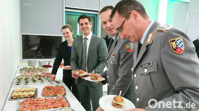 Oberst Markus Vollmann (von rechts), Oberstleutnant Ralf Georgi und Bürgermeister Rudolf Teplitzky mit Gattin Stephanie eröffnen das Buffet. Bild: Portner