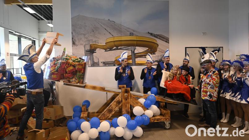 Jede Menge Schleckereien, insgesamt knapp 90 Kilogramm, wird es am Samstag beim Hirschauer Kinderfaschingszug regnen. Bürgermeister Falk (links) und Marktleiter König haben ordentlich zu tun, die Süßigkeiten einzufüllen, um Prinz Tim I. und Prinzessin Lena I. in die Höhe zu hieven. Moderiert wird die Zeremonie von Lucky (rechts), dem bayerischen Witzemeister und Gstanzlsänger. Bild: u
