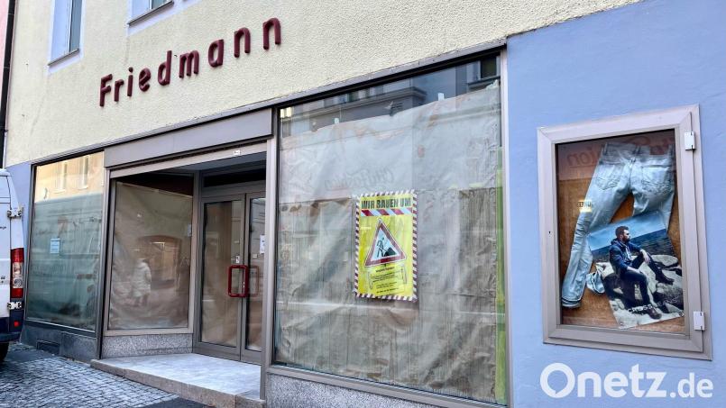 Das Modegeschäft Friedmann Kleidung in der Weidener Innenstadt wird komplett umgebaut. Bis zur Wiedereröffnung in circa vier Wochen läuft der Verkauf gegenüber im &quot;CityFashion&quot;-Gebäude weiter. Bild: Gabi Schönberger