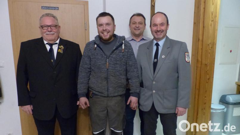 Das neue Mitglied Lucas Beierl (Zweiter von links) konnte Vorstand Bernhard Kammerer (rechts) bei der Jahreshauptversammlung im Beisein von Bürgermeister Anton Kappl und BSB-Kreisvorsitzenden Richard Berger begrüßen. Bild: sl