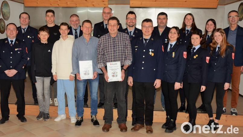 Kommandant Matthias Luber, Vorsitzender Stefan Regler und Bürgermeister Peter Achatzi mit den geehrten Frauen und Männern der Feuerwehr Röckenricht. Bild: ker