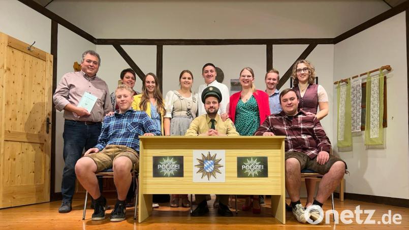 Die Laienspielgruppe der KLJB Hohentreswitz führt das bayerische Lustspiel &quot;Der Landgendarm&quot; in Trausnitz auf. Bild: KLJB Hohentreswitz/exb