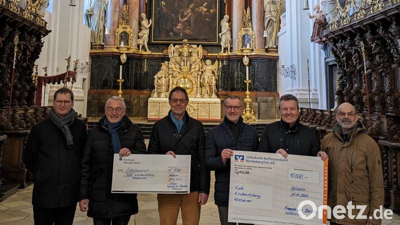 Mit 20 000 Euro unterstützt der Basilika-Förderverein Waldsassen die Umrüstung der Beleuchtung im Chorraum. Im Bild die Übergabe der symbolischen Schecks mit (von links) Kirchenmusikdirektor Andreas Sagstetter, Alois Michl und Willi Prechtl (Förderverein), Stadtpfarrer Dr. Thomas Vogl, Kirchenpfleger Martin Rosner und Johann Röttges (Förderverein). Bild: pz