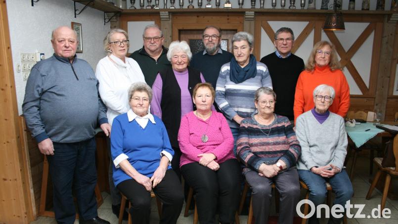 Der neue Vorstand der Seniorenvereinigung, mit Erstem Vorsitzenden Erwin Bächer (hinten links) und Zweiter Vorsitzender Zita Schuster (hinten rechts), Schriftführerin Erika Stock (links vorne) , Kassiererin Lucia Schmidt (stehend, Dritte von rechts), Beisitzern und Kassenprüfern und Bürgermeister Oskar Schuster (hinten, Zweiter von rechts). Bild: Klaus Peter Rohrer/exb