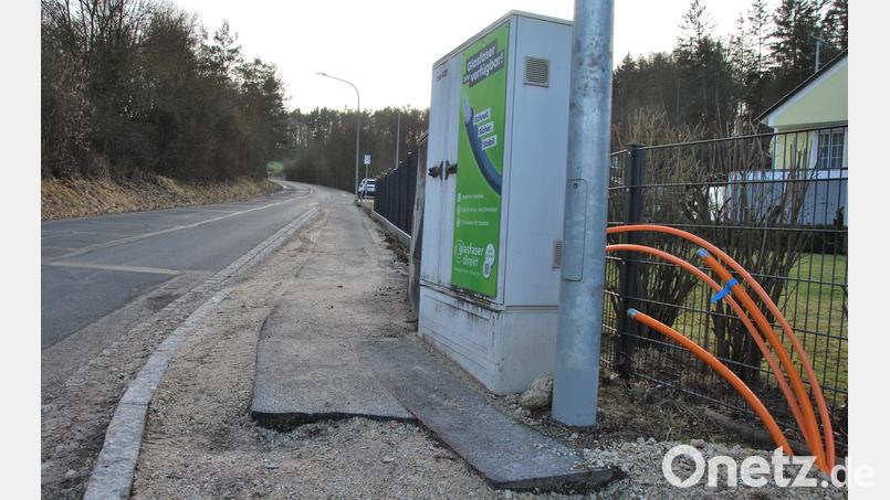 Der durch die Verlegung von Glasfaserkabeln beschädigte Gehweg Richtung Viehberg ist aus Sicht von Ammerthaler Bürgern nahezu nicht begehbar. Bild: gsp