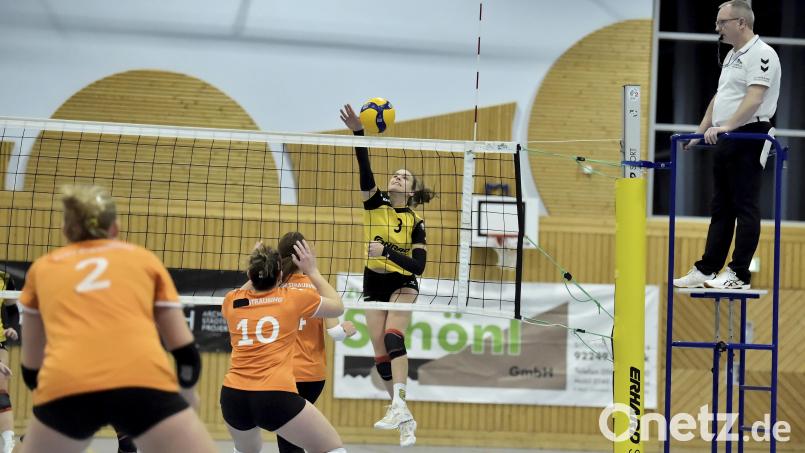 Mira Sperber (rechts am Netz/Szene aus dem Spiel gegen Straubing II) und ihre Teamkolleginnen feierten einen ungefährdeten Sieg. Bild: Hubert Ziegler
