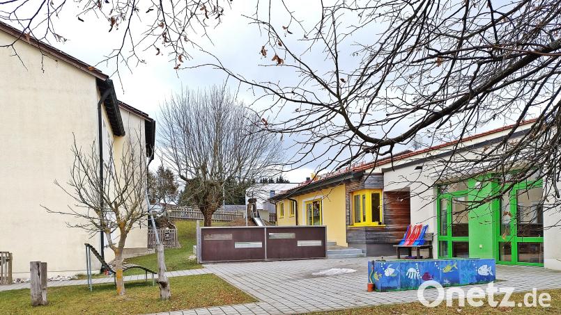 Zwischen Pfarrheim und Kindergarten ist ein Verbindungsbau angedacht, um das Kinderhaus um einen Teil des Pfarrheims zu erweitern. Ob es verwirklicht werden kann, ist noch fraglich. Es sind noch bürokratische Hürden zu überwinden. Im Investitionspaket für 2024 stehen dafür schon einmal 200.000 Euro. Bild: ld