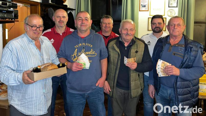Das Bild zeigt von links Bernhard Daubner, Hauptorganisator Hubert Pühler, Gewinner Jürgen Plössl, FSV-Vorsitzender Peter Sollfrank, Franz Käck, Max Stark und Willi Hirsch. Bild: fvo