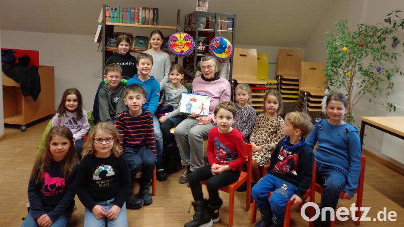 Christine Melchner im Kreise ihrer jungen Zuhörerschaft. Bild: Maria Schmidt/exb