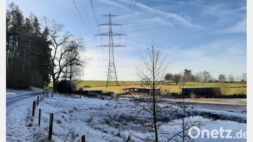 Der beliebte Spazierweg in Schirmitz bietet zurzeit in den Mittagsstunden zwei Jahreszeiten. etwas Frühling, etwas Winter. Bild: ise