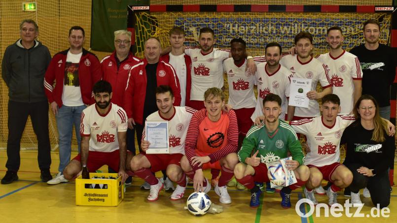 Der TSV Tännesberg holt den Fuchsberger-Cup. Links hinten Kreisspielleiter Ludwig Held. Bild: ham