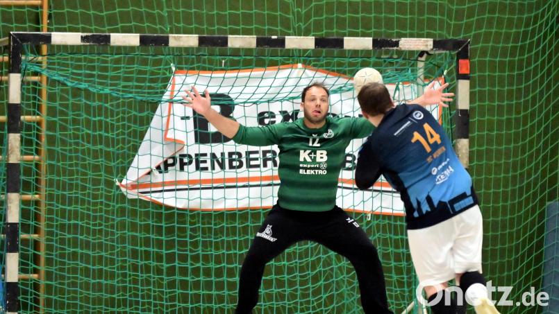 Trotz starker Leistung von Torwart Tobias Männl (hinten/Szene aus dem Spiel gegen weiden) reichte es für Sulzbach gegen Forchheim nicht zum Sieg. Archivbild: Hubert Ziegler