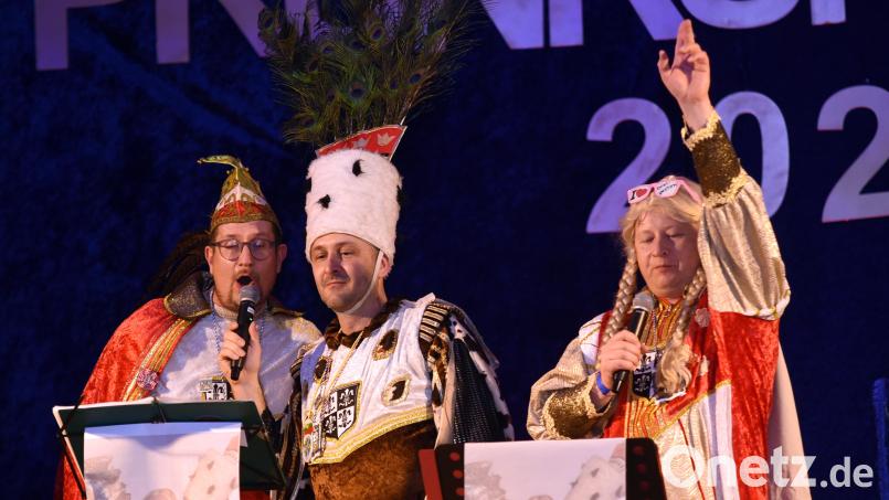 Bauer Zico (Matthias Ziegler), Prinz Uli (Uli Wittmann) und Jungfrau Django (Jürgen Kraus) nahmen als Plößberger Dreigestirn lokale Gegebenheiten aufs Korn. Bild: Gebert