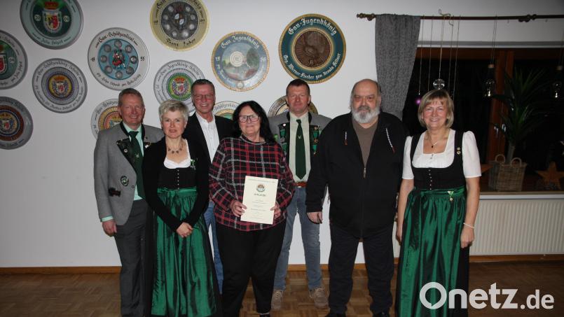 Langjährige Mitglieder der Hüttenschützen aus Massenricht werden ausgezeichnet: Ulrike Berndt (Zweite von links), Anna Rauch (Vierte von links), Martin Wisgickl (Dritter von rechts) und Gerald Helgert Zweiter von rechts) sowie Bürgermeister Hermann Falk (Dritter von links). Bild: Valentin Rumpler/exb