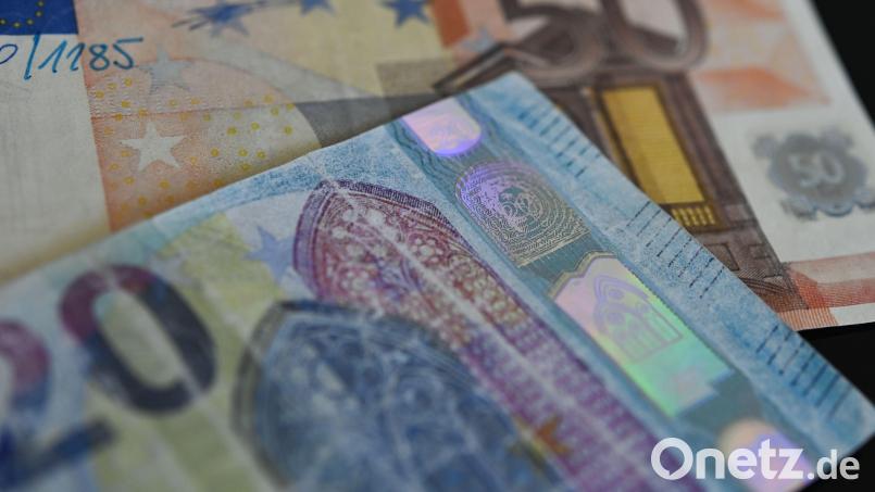 Immer wieder stellt die Polizei gefälschte Banknoten sicher (wie hier im Juli 2021 in Köln), jetzt ist auch ein falscher 20-Euro-Schein in Amberg aufgetaucht. Symbolbild: Arne Dedert/dpa