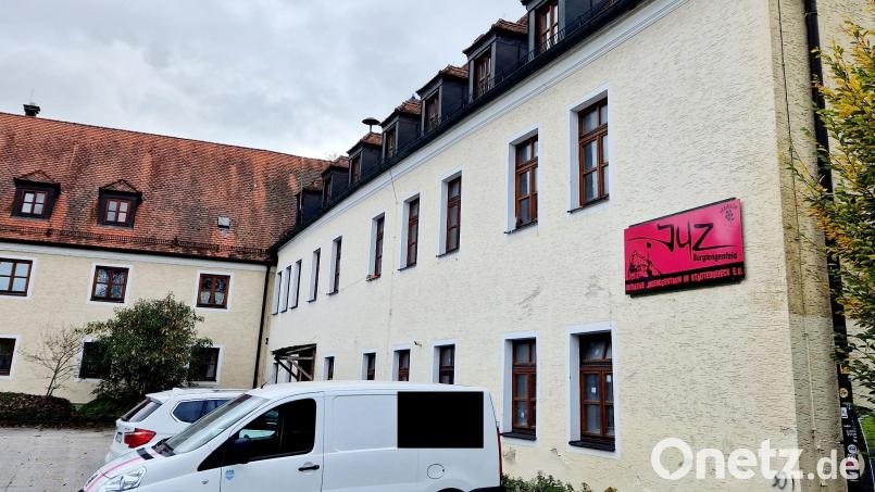 Das Grundstück, auf dem sich das Jugendzentrum Burglengenfeld befindet, soll den Besitzer wechseln. Der Landkreis will es verkaufen. Ein neuer Eigentümer scheint noch nicht gefunden, auch wenn es wohl Kauf-Interessenten gibt. Bild: Thomas Dobler