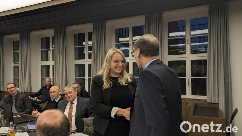 Katja Bloßfeldt durfte die ersten Glückwünsche zur Wahl der Dritten Bürgermeisterin von Bernd Sommer entgegennehmen. Links daneben Markus Scharnagl, der zuvor zum Zweiten Bürgermeister und somit zum Nachfolger von Karlheinz Hoyer gewählt worden war. Bild: pz