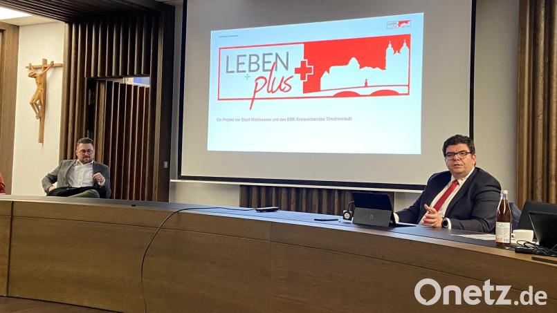 BRK-Kreisgeschäftsführer Holger Schedl (rechts) informierte im Rathaussaal über das Projekt &quot;Leben Plus&quot; in Waldsassen und stellte Quartiersmanagerin Monika Grötsch vor. Links Stellvertreter Sven Lehner. Bild: Katja Bloßfeldt/exb