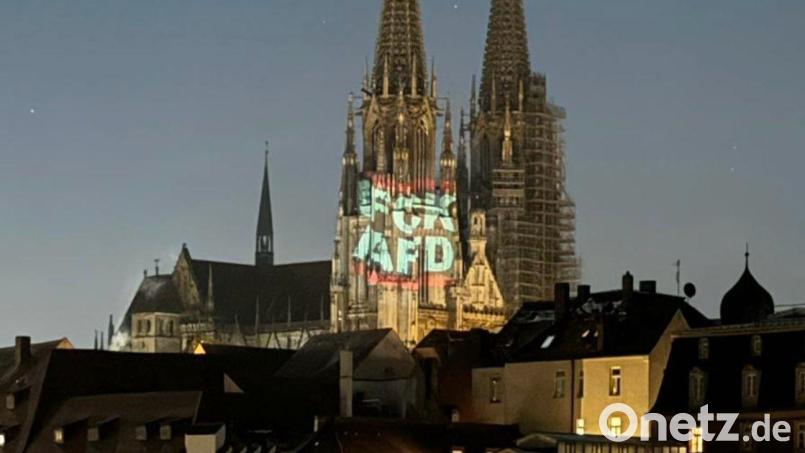 Unbekannte haben den Regensburger Dom am Samstagabend für eine politische Botschaft genutzt. Bild: Barbara Eisenhut