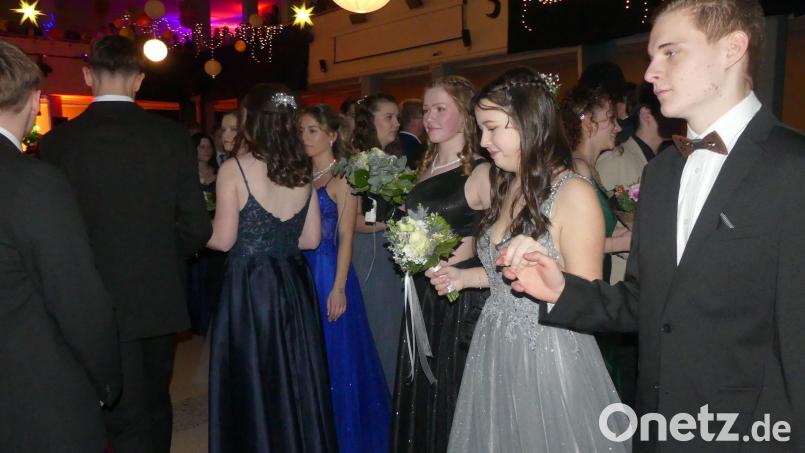Mit der Polonaise eröffneten die jungen Tänzer eine rauschende Ballnacht,. Bild: rn