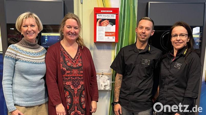 Bei der Spendenübergabe (von links): Entspannungstrainerin Sabine Ott, Stephanie Bogner von Donum Vitae, Edeka-Marktleiter Marco Artner und Marktleiterin Sylvia Meinlschmidt. Bild: Ott/exb