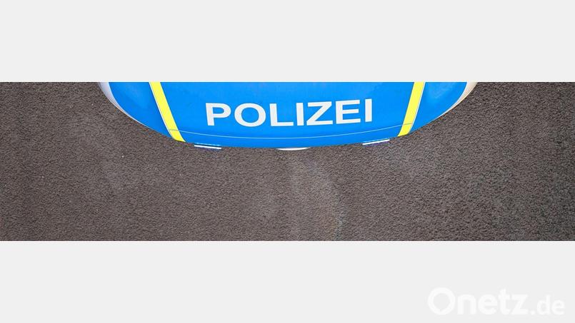 Eine Eisplatte ist in Marktredwitz von einem Lkw gerutscht und auf ein Auto gekracht. Symbolbild: Klaus-Dietmar Gabbert/dpa/Symbolbild