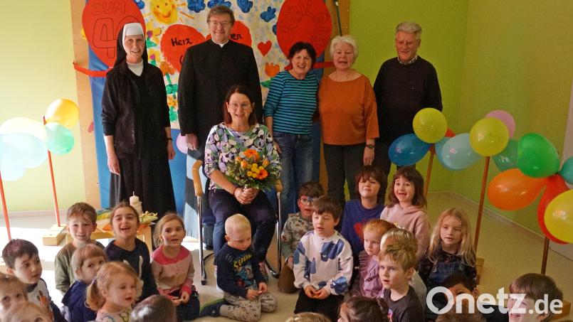Brunhilde Späth (sitzend) freut sich über die vielen Glückwünsche zu ihren 40-jährigen Dienstjubiläum als Erzieherin im Fatima-Kindergarten. Bild: jma