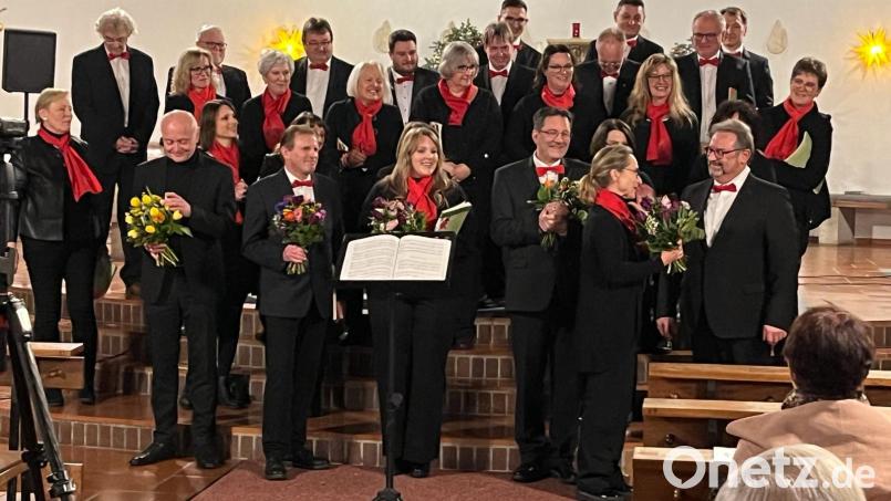 Das Weihnachtsoratorium des Chorensembles EverySing in der Pfarrkirche St. Konrad Ammersricht war ein Genuss. Am Ende gab es Blumen für die Sänger und Dirigent Stefan Wilhelm. Bild: tne