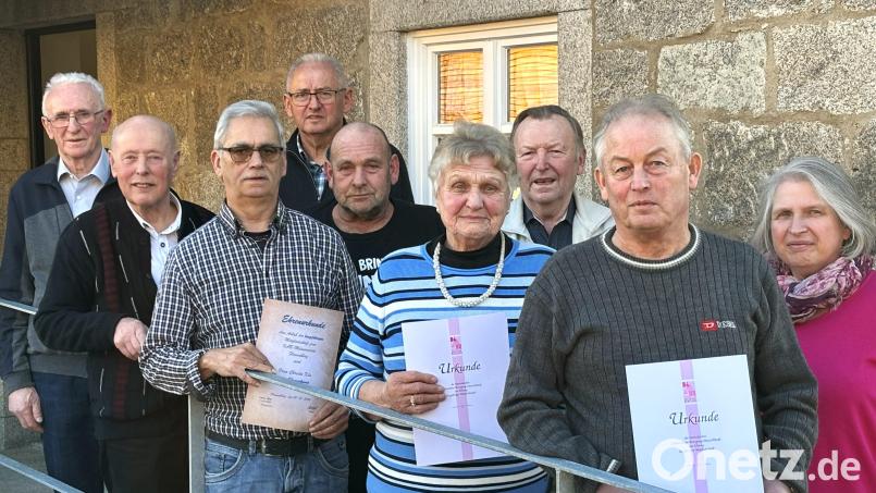 In der Jahreshauptverssammlung des Ortsverbands von KAB/Männerverein Flossenbürg ehrt Vorsitzender Franz Völkl (Zweiter von links) acht Mitglieder für langjährige Mitgliedschaften. Johann Rosner (links) wurde als Vereinswirt und Fahnenträger verabschiedet. Bild: cro