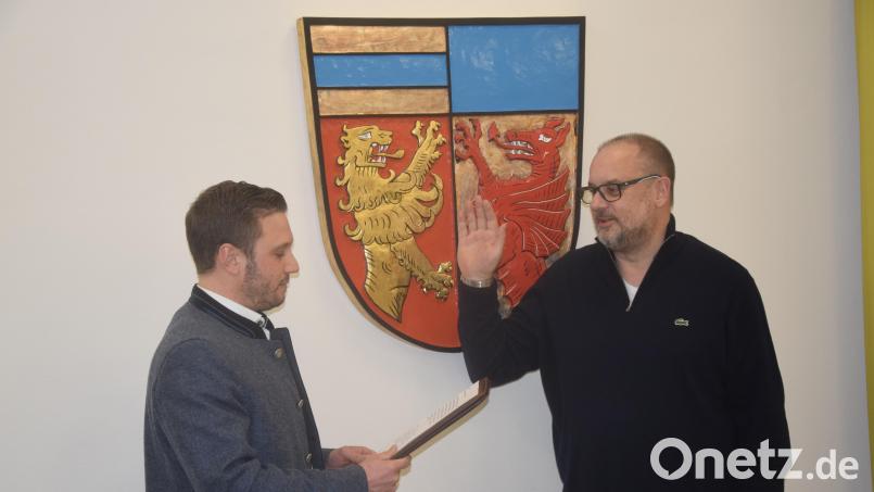 Bürgermeister Ernst Lenk vereidigt German Schieder (von links) als neuen Gemeinderat. Bild: fz