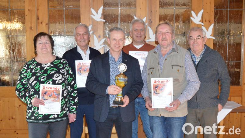 Die geehrten Brieftaubenzüchter (von links): Erna Niedermeier, Walter Schlenk, Georg Eichenseer, Richard Dötterl, Michael Niedermeier und Werner Troidl. Bild: Birgit Heindl/exb