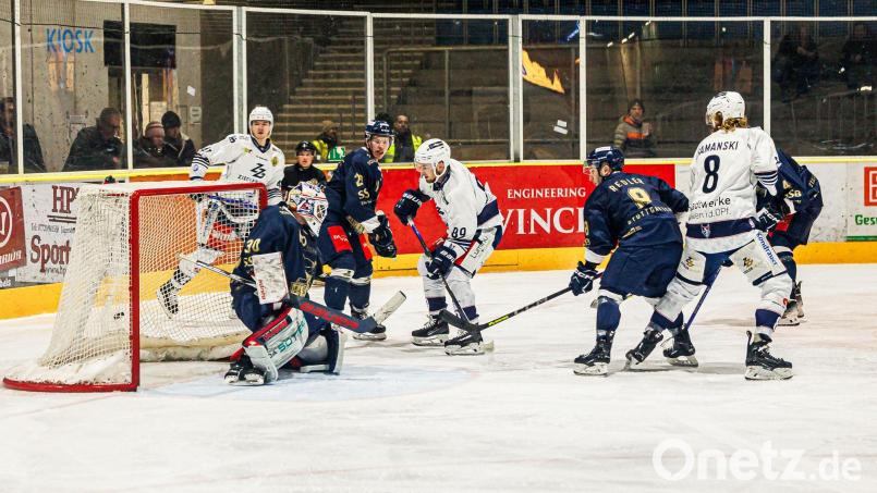 Die Blue Devils erledigten die Pflichtaufgabe bei Schlusslicht Stuttgart ohne Probleme. Hier erzielt Tyler Ward (Mitte, Nummer 89) in der vierten Minute das frühe 1:0. Bild: Werner Moller