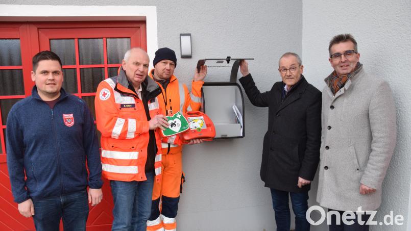 Ein neuer Defibrillator ist am Feuerwehrhaus in Vilshofen installiert (von links): Thomas Appel von der Feuerwehr Vilshofen, Erwin Gräml vom Bayerischen Roten Kreuz, Jürgen Höfler vom gemeindlichen Bauhof, Bürgermeister Erwin Geitner und Bankvorstand Karl Schlagbauer von der Raiffeisenbank Unteres Vilstal. Bild: bö