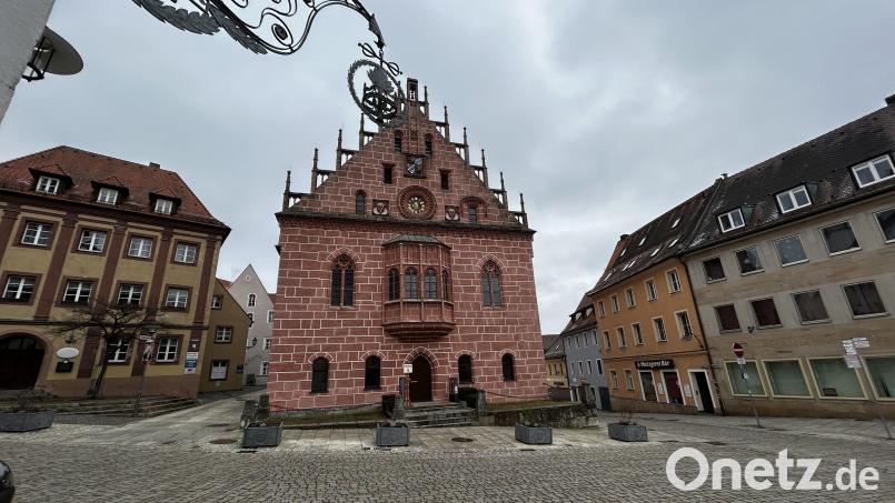 Der Luitpoldplatz mit dem Rathaus als Schaltzentrale der kommunalen Selbstverwaltung der Stadt Sulzbach-Rosenberg. Nach 60 Jahren mit SPD-Bürgermeistern müssen sich auch die Stadtratsfraktionen mit Stefan Frank als CSU-Bürgermeister auf einen neuen Sitzungsleiter und seine Vorgaben einstellen. Bild: Andreas Royer