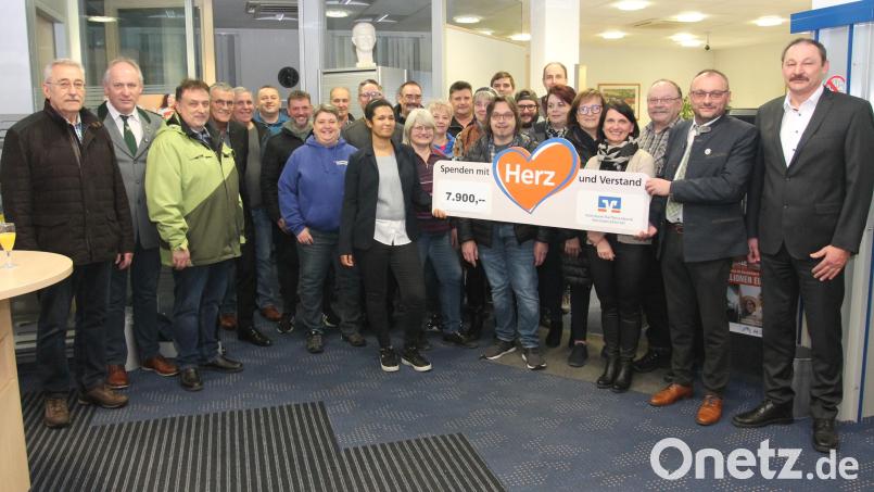 Gerhard Uschold (rechts) freut sich wie Bürgermeister Markus Bauriedl (Zweiter von rechts) über die Spende in Höhe von 7900 Euro. Bild: pi
