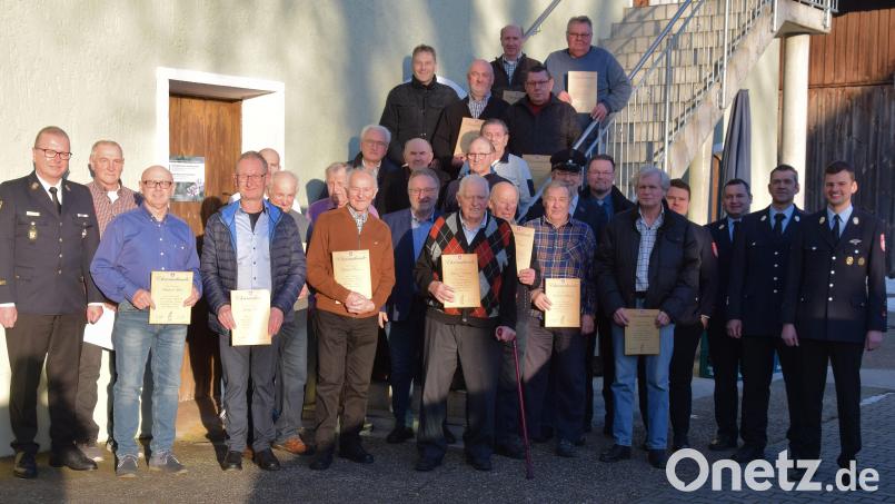 Langjährige Mitgl8ider der Feuerwehr Mendorferbuch-Egelsheim werden geehrt. Dazu gratulieren Kreisbrandrat Christof Strobl (links), Vorsitzender Martin Inselsberger und Kommandant Markus Weigert (von rechts). Bild: bö