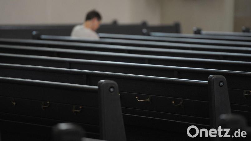 In den Kirchenbänken in wird es einsamer: In Weiden sind 2023 wieder hunderte Menschen aus der Kirche ausgetreten. Symbolbild: Franziska Kraufmann/dpa