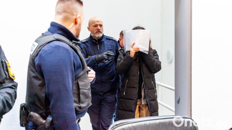 Eine angeklagte Frau kommt zum Mordprozess um die Tötung einer Doppelgängerin. Bild: Cornelia Hammer/dpa