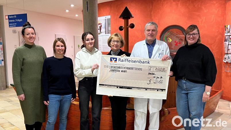 Dr. Fritz Schneble (Zweiter von rechts), Chefarzt der Kinderklinik am Klinikum Weiden, freut sich über die Spende der FOS/BOS. Bild: Kliniken Nordoberpfalz, Eva Maria Rauch/exb
