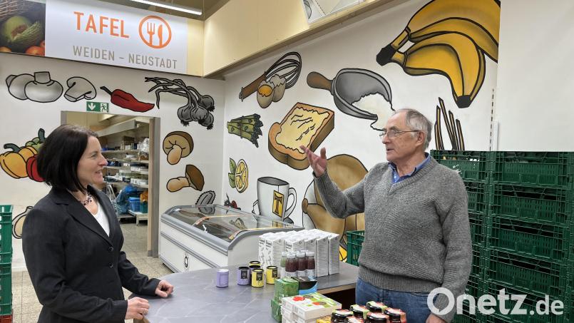 Gerhard Landgraf zeigt Carmen Schneller, Präsidentin des Rotary-Clubs Weiden Max-Reger, die Abläufe bei der Tafel. Der Club spendet 1500 Euro aus dem Erlös des Adventskonzerts Bild: Viola Reichl
