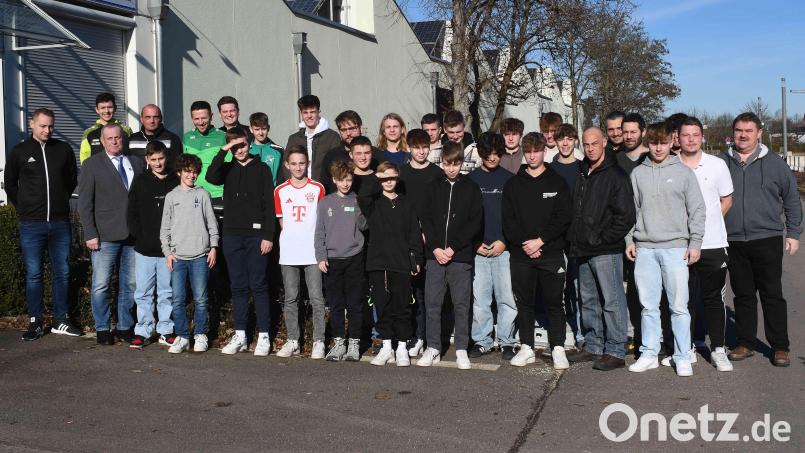 31 Nachwuchsschiedsrichter haben am Wochenende erfolgreich die Schiedsrichterprüfung abgelegt, was auch von den Verbandsfunktionären des BFV mit großer Freude zur Kenntnis genommen wurde. Bild: otr