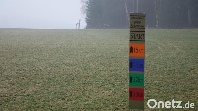 Die Ausschilderungen der Loipen sind am Mittwoch die einzigen Farbtupfer in der nebligen Landschaft am Nordic-Sport-Centrum in Schwand. Wie anders sähe sie bei Schnee aus. Bild: mmj