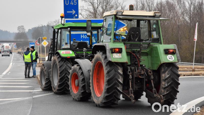 Diese Auffahrt ist gesperrt. Am Mittwoch blockierten die Bauern zeitweise die Zufahrten zur Autobahn A6, um auf ihre Anliegen aufmerksam zu machen. Bild: Stephan Huber