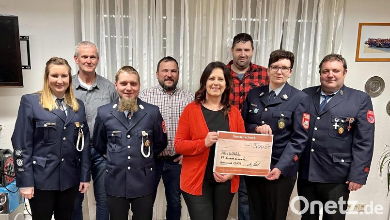 Zweite Kommandantin Kathrin Gruber (von links), Manfred Naber (Geschäftsführer Dorfladen Krummennaab), Kommandant Patrick Schneider, Andreas Schaumberger, Claudia Grillmeier, Florian Heim, Zweite Vorsitzende Stefanie Sieder und Vorsitzender Matthias Reul bei der Spendenübergabe. Bild: Feuerwehr Krummennaab/exb