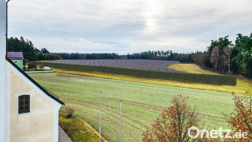 Um zu verdeutlichen, wie die Freiflächen-Photovoltaikanlage Holzhammer nach der Fertigstellung aussehen werde, hat das Planungsbüro Visualisierungen – hier ein Blick von der Kirche in zehn Metern Höhe aus – erstellt. Auch liegt ein Immissionsgutachten zur Blendwirkung vor. Die Anlage soll komplett eingegrünt werden und damit weitestgehend uneinsehbar sein. Bildmontage: DVP Solar GmbH/exb