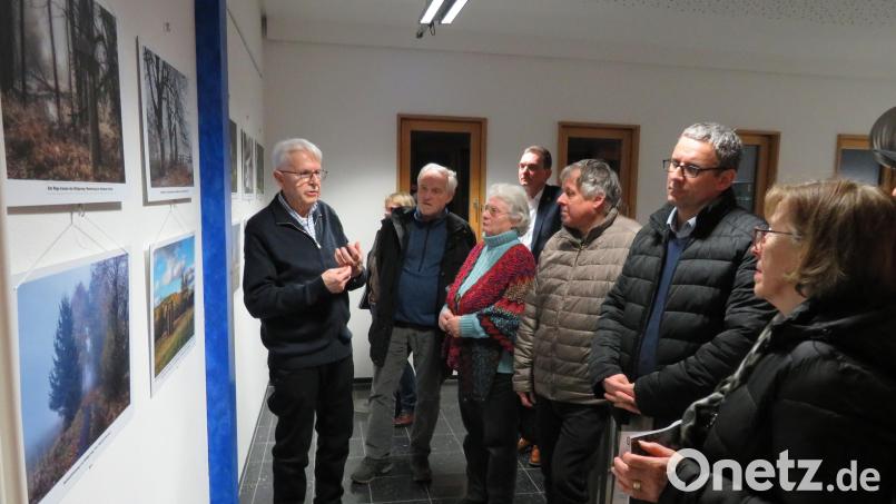 Das verschwundene Dorf Paulusbrunn wieder zum Leben erwecken – das will eine Fotoausstellung im Rathaus Altenstadt/WN. Bei der Eröffnung erklärt Rainer Christoph, Leiter der Arbeitsgemeinschaft Paulusbrunn, den Besuchern viele Hintergründe. Bild: adj